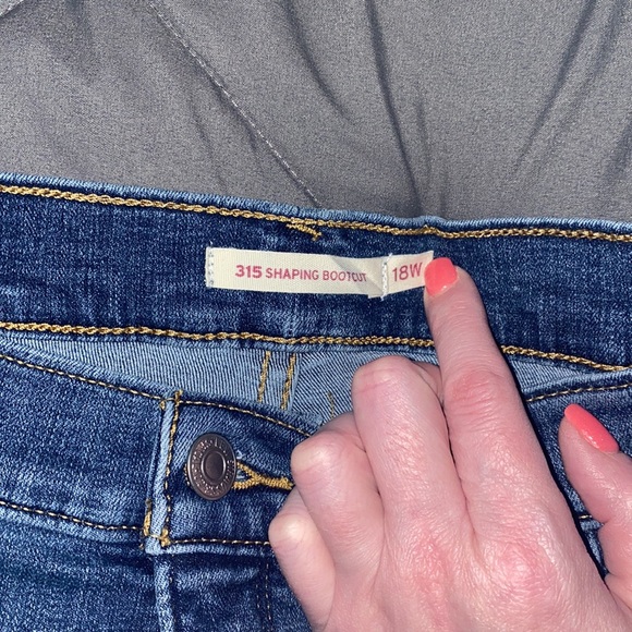 🎀🛍Levi’s 315 Shaping Bootcut 18W🛍🎀 - Picture 2 of 3